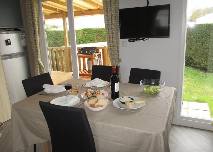 Camping Mobil Confort 6 A 8 Personnes Aux Charmettes *